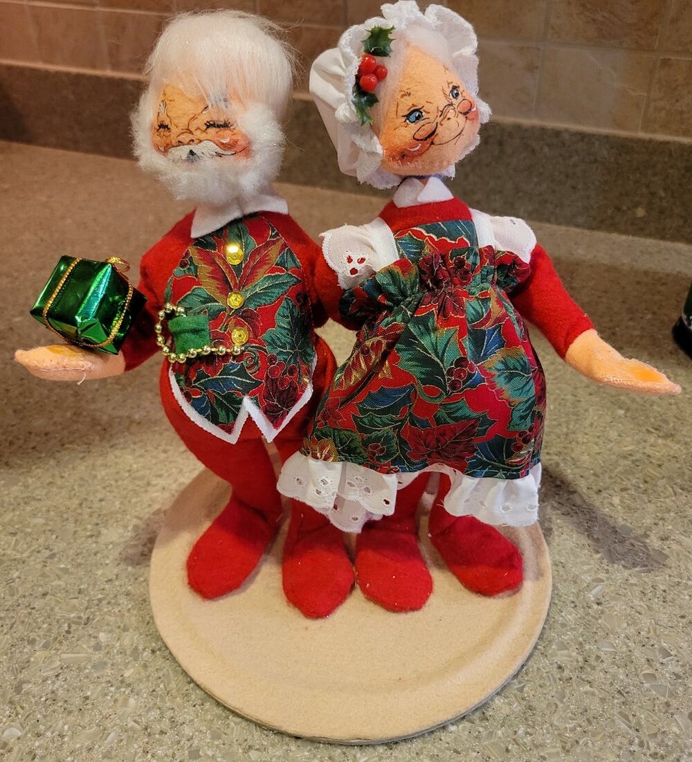 ANNALEE '96 SANTA & MRS. CLAUS, Figurine, 9" on Display Stand Meredith NH, USA